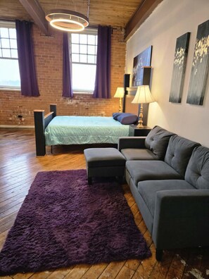 1 室のベッドルーム、デスク、アイロン / アイロン台、WiFi (無料)