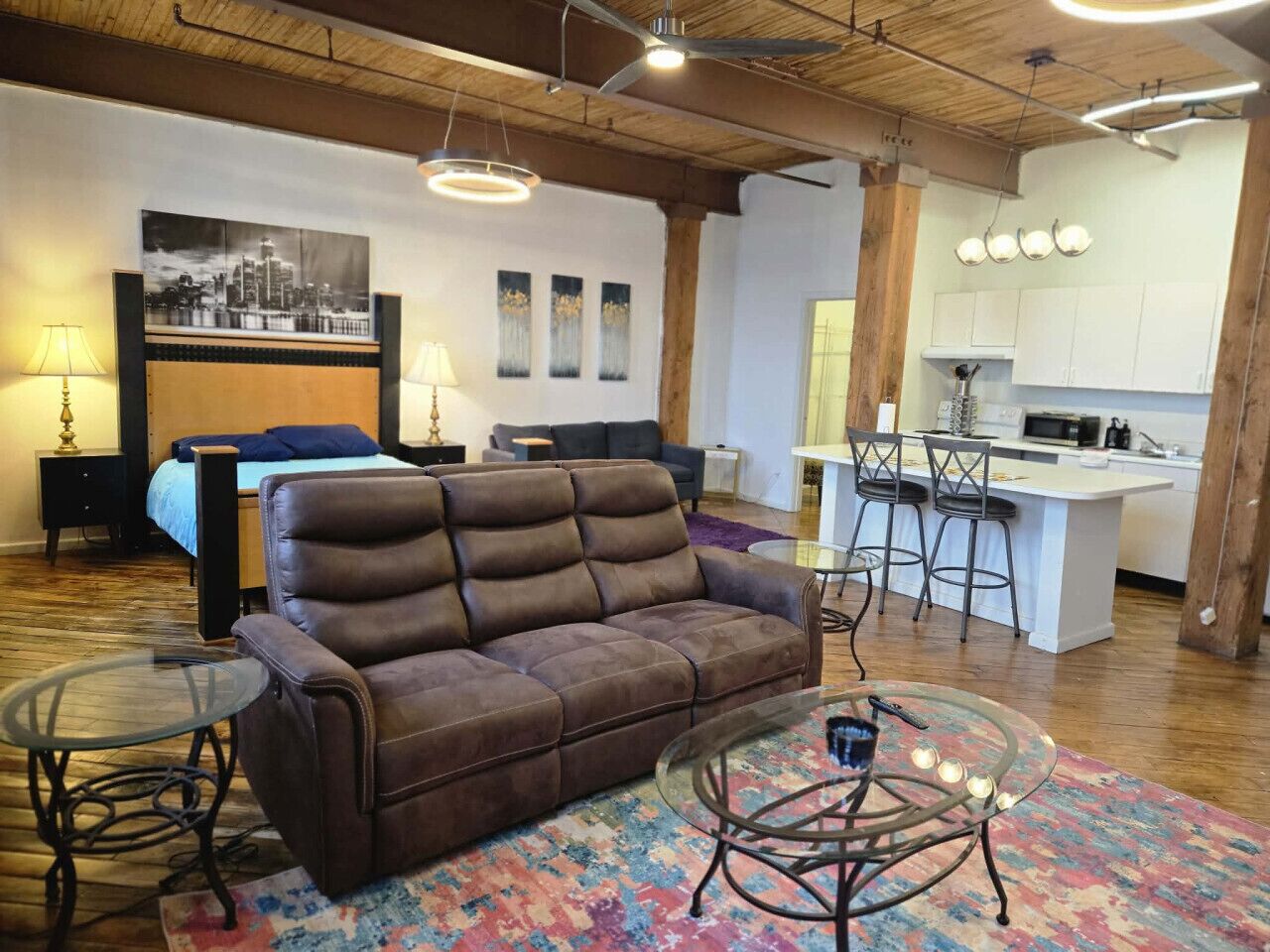 Smart-TV, peis, bøker og kontorer