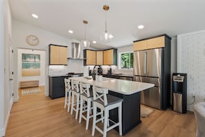 Réfrigérateur, four, plaque de cuisson, cafetiÚre/bouilloire