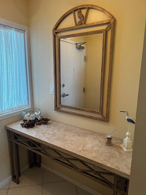 Douche, sèche-cheveux, serviettes fournies, savon