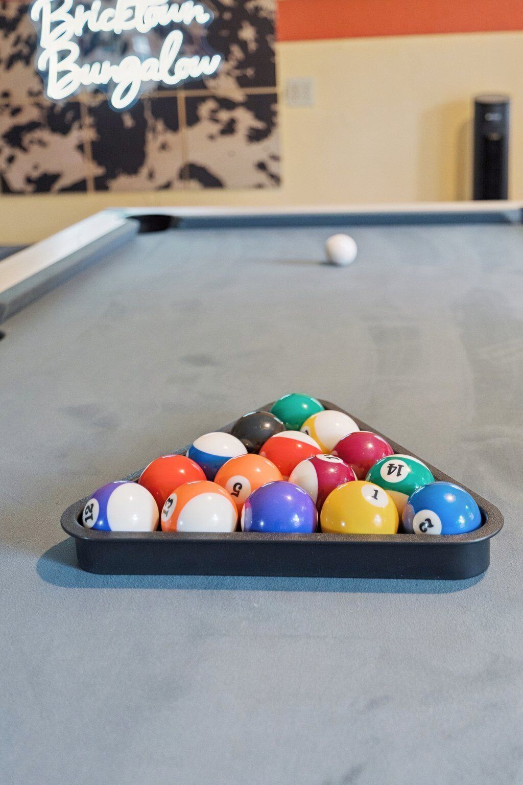 Ett biljardbord med ett urval av färgglada bollar och en vit spelboll.