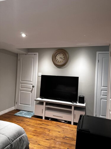 Cozy&Comfort Studio in  the city of Kitchener- 6mins walk to Conestoga college