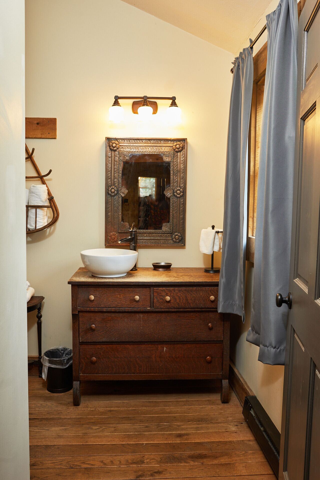 Sèche-cheveux, serviettes fournies