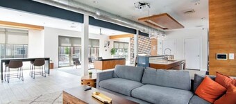 @home Near skiResort & downtown-FastWiFi-freeparking-Pool-Hottub-Gym-PETfriendly