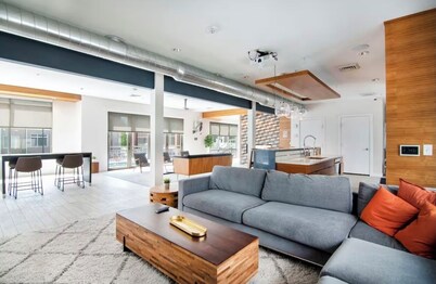 @home Near skiResort & downtown-FastWiFi-freeparking-Pool-Hottub-Gym-PETfriendly