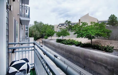 @home UrbanNest-Full Apt-Cozy King bed Pool-Hottub-Gym in enchanting SugarHouse