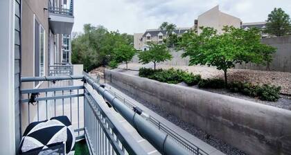 @home UrbanNest-Full Apt-Cozy King bed Pool-Hottub-Gym in enchanting SugarHouse