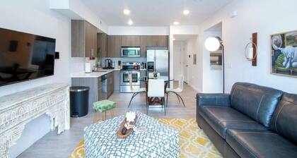 @home UrbanNest-Full Apt-Cozy King bed Pool-Hottub-Gym in enchanting SugarHouse