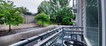 @home UrbanNest-Full Apt-Cozy King bed Pool-Hottub-Gym in enchanting SugarHouse