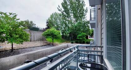 @home UrbanNest-Full Apt-Cozy King bed Pool-Hottub-Gym in enchanting SugarHouse
