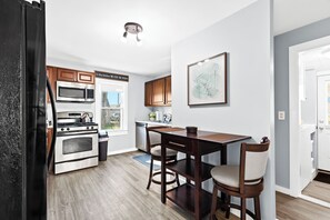 冷蔵庫、電子レンジ、オーブン、コンロ