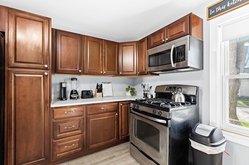 3-bedroom house in charming Taylor close to Downtown Detroit