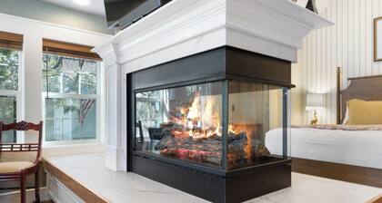 Charming 1BR Cottage – Walk to Britt Gardens