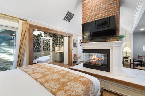 Charming 1BR Cottage – Walk to Britt Gardens