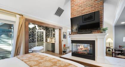 Charming 1BR Cottage – Walk to Britt Gardens