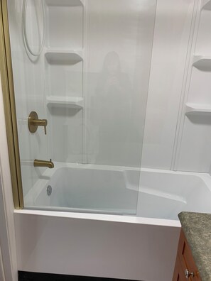 Douche, baignoire à remous, séchoir à cheveux, bidet