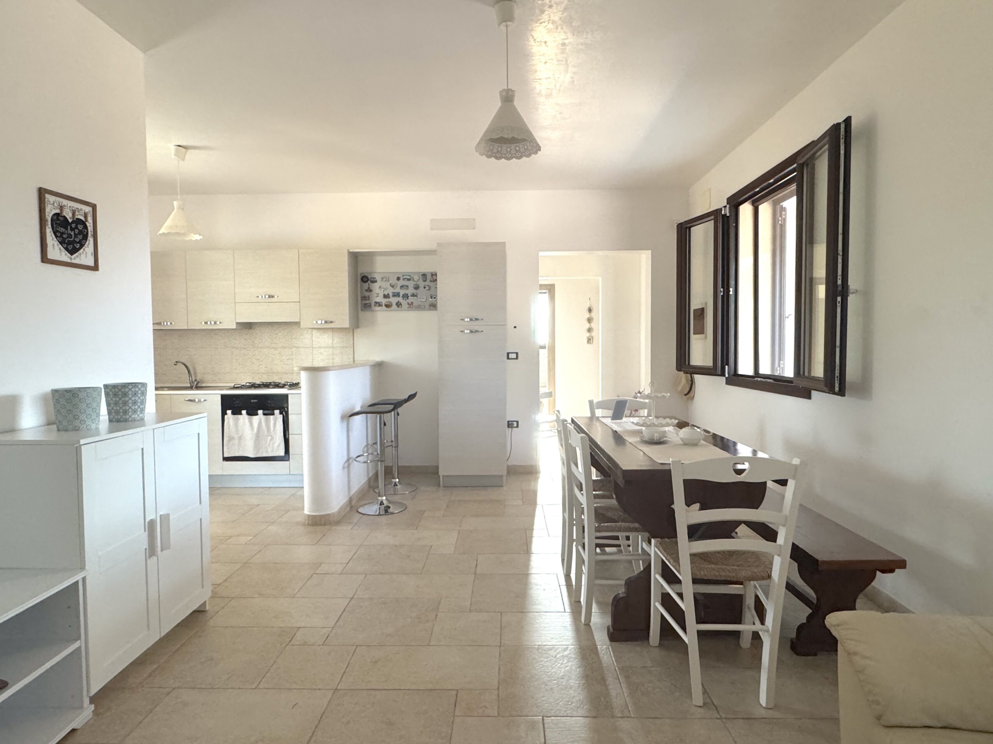 Kühlschrank, Ofen, Esstisch