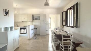 Kühlschrank, Ofen, Esstisch