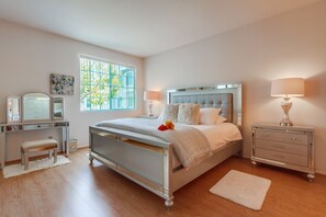 2 عدّة غرف نوم ومكواة/لوح كي وواي فاي مجانًا وملاءات أسرّة