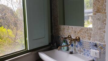 Doccia, asciugacapelli, bidet, asciugamani