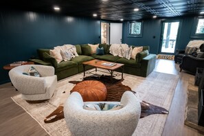 Smart TV, chimenea y libros 