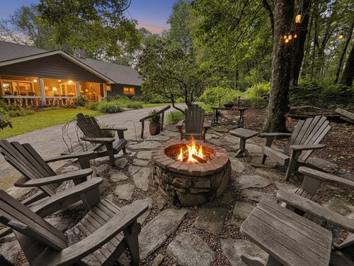 The Bodhi: Spacious 5-bedroom retreat in Highlands with wooded mountain views.