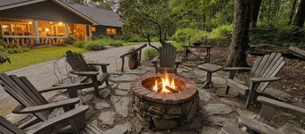 The Bodhi: Spacious 5-bedroom retreat in Highlands with wooded mountain views.