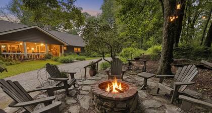 The Bodhi: Spacious 5-bedroom retreat in Highlands with wooded mountain views.