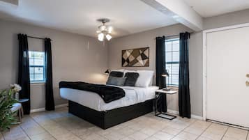 Tabla de planchar con plancha, cuna de viaje, ropa de cama