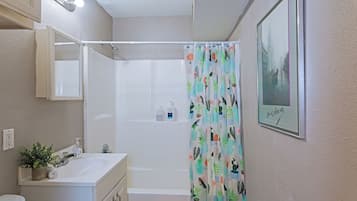 Artículos de higiene personal ecológicos, secador de pelo y toallas