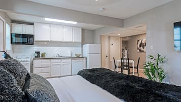 Frigorífico, microondas, horno y placa de cocina