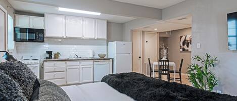 ثلاجة، ميكروويف، فرن، موقد طهي مسطح