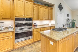 Fridge, microwave, oven, stovetop - Peaceful & Private - North Texas Family Escape! (Bells)