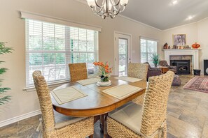 Dining - Peaceful & Private - North Texas Family Escape! (Bells)