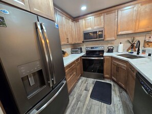 Kjøleskap, mikrobølgeovn, ovn og kokeplater