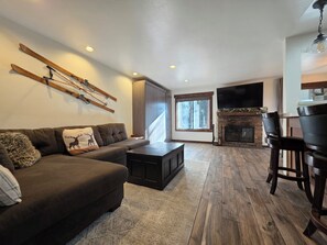 Smart-tv, een open haard, videospelletjes en een tafeltennistafel