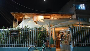 Un hostal con un cartel que indica que tiene restaurante y bar.
