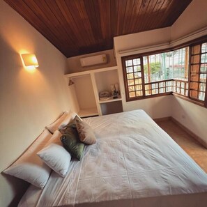 Deluxe tweepersoonskamer, balkon, uitzicht op tuin | Luxe beddengoed, donzen dekbedden, verduisterende gordijnen