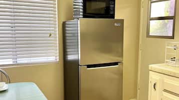 Een magnetron, een kookplaat