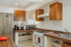 Réfrigérateur, micro-ondes, plaque de cuisson, cafetière/bouilloire