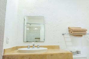 Sèche-cheveux, serviettes fournies