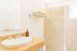 SĂšche-cheveux, serviettes fournies