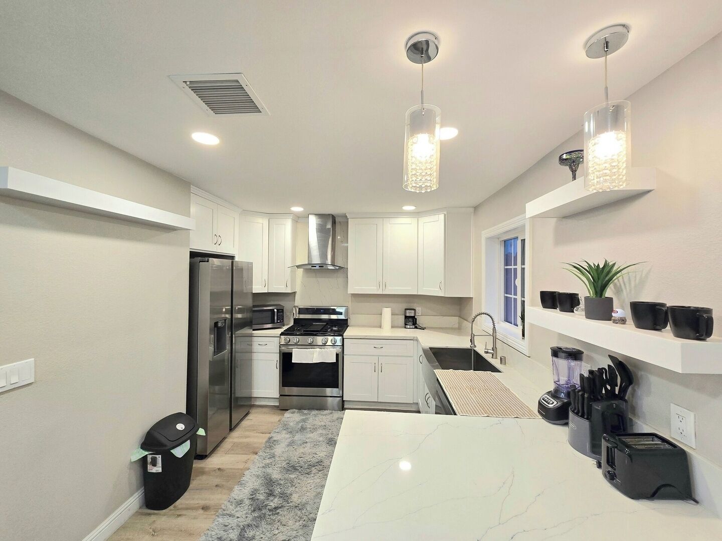 Kjøleskap, mikrobølgeovn, ovn og kokeplater