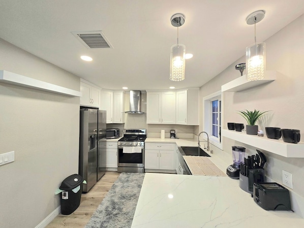 Réfrigérateur, four à micro-ondes, un four, surface de cuisson