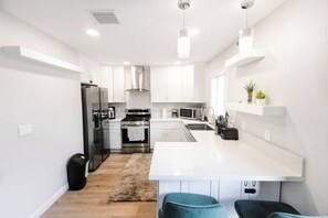 Geladeira, micro-ondas, fogão, cooktop