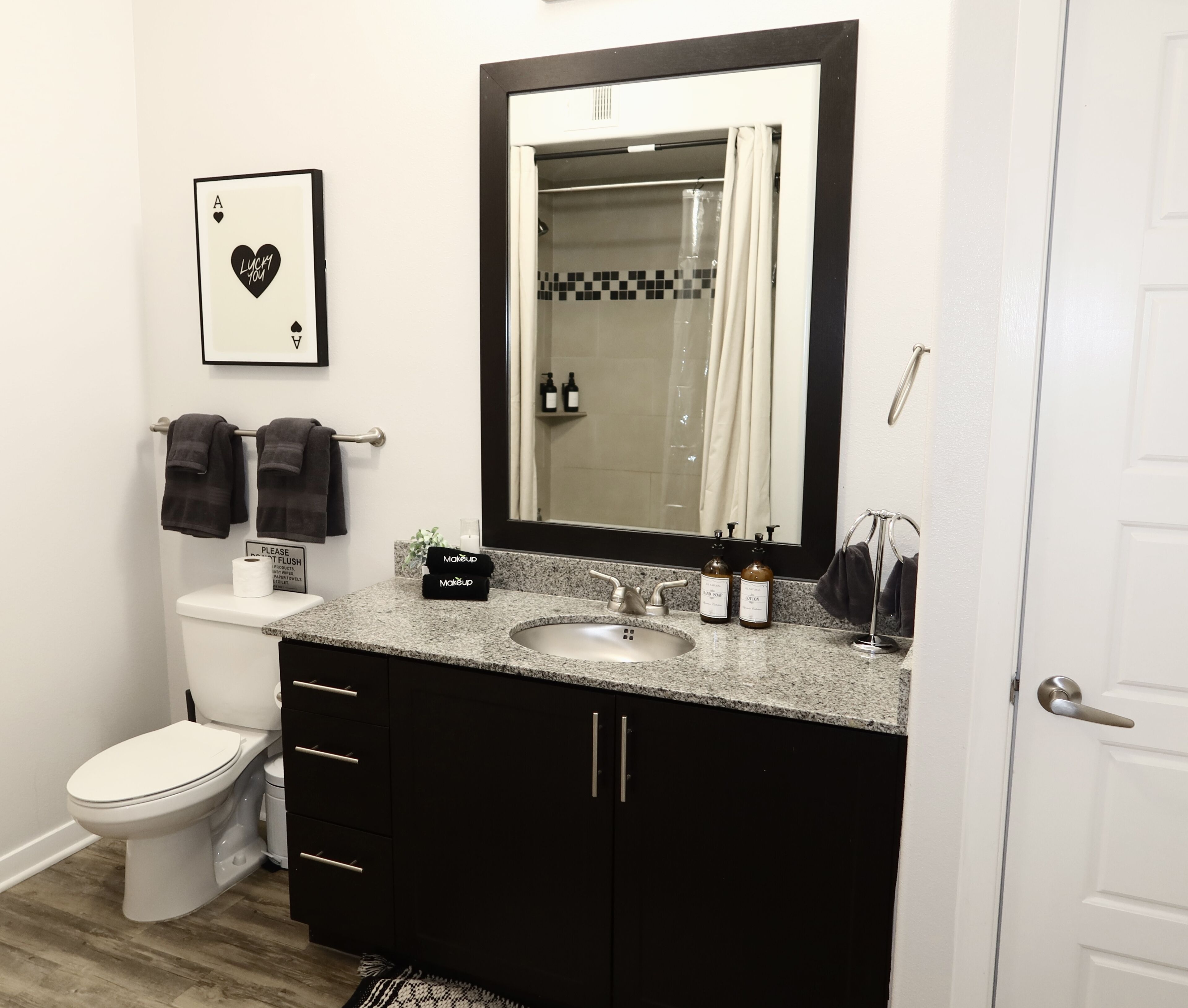 Asciugacapelli, asciugamani, sapone, carta igienica