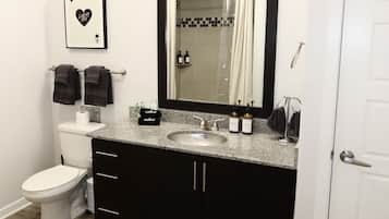 Asciugacapelli, asciugamani, sapone, carta igienica