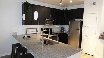 Microonde, forno, piano cottura, lavastoviglie