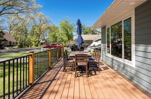 Outdoor dining - Awesome Silver Lake Rental - Short Distance to Lake MI (Mears)