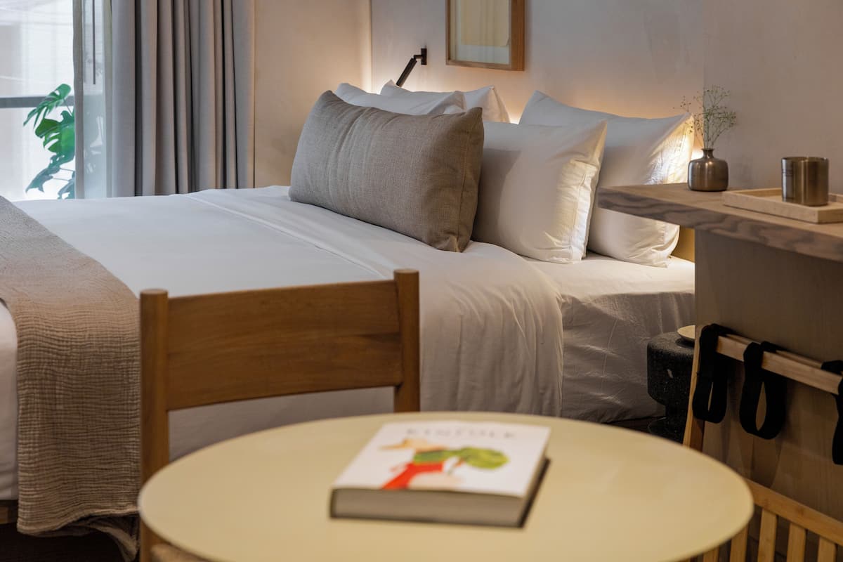 Luxury Studio Suite, 1 King Bed, Balcony, City View | Living area